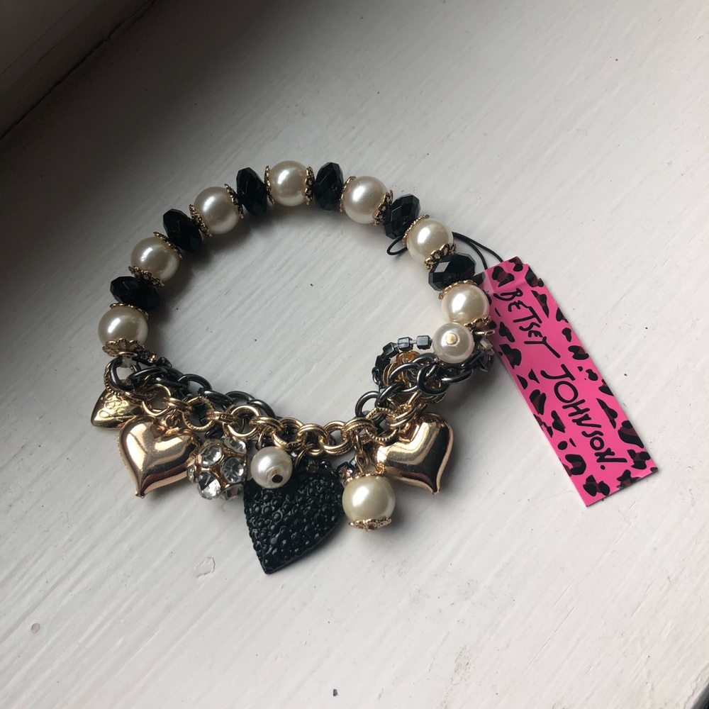 Adorable Betsey Johnson heart and pearl bracelet🎄